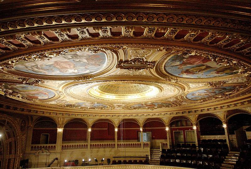 Zrestaurovaný strop Mahenova divadla.