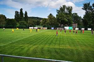 Fotbalisté Svratky (ve žlutém) vítězným gólem v závěru zkazili Kunštátu návrat do krajského přeboru.