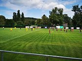 Fotbalisté Svratky (ve žlutém) vítězným gólem v závěru zkazili Kunštátu návrat do krajského přeboru.