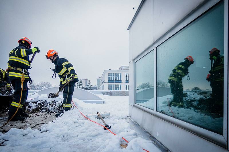Hasiči odstraňovali sníh ze střechy Technického muzea v Brně. Hrozilo zřícení.