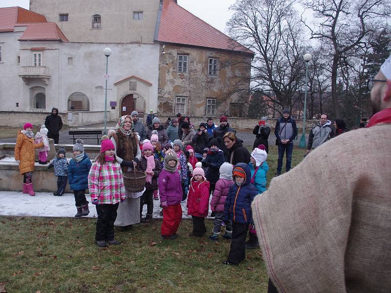 Desítky dětí v sobotu zamířily na miroslavský zámek. Zahrály si v pohádce o Dvanácti měsíčcích.