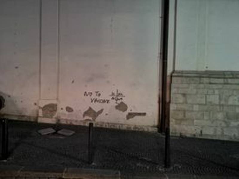 Černým graffiti vandal poškodil budovy v centru Brna.