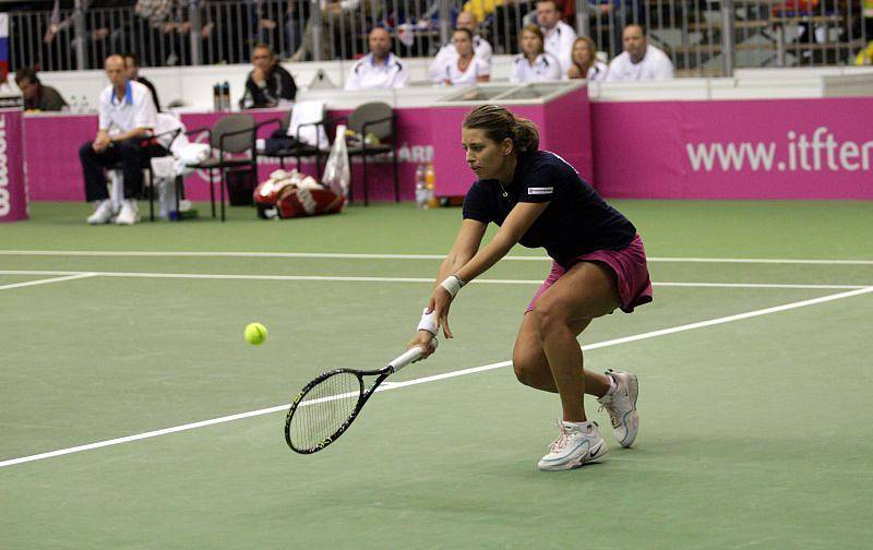 V zahajovacím duelu nestačila Petra Cetkovská na slovenskou jedničku Dominiku Cibulkovou. Za hodinu a 48 minut jí podlehla 5:7 a 3:6. Přitom ještě první set naznačoval, že by fedcupová debutantka mohla Slovenku zaskočit.