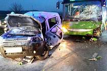 Ranní nehoda autobusu a osobního auta u Podolí omezila provoz na silnici č. 430.
