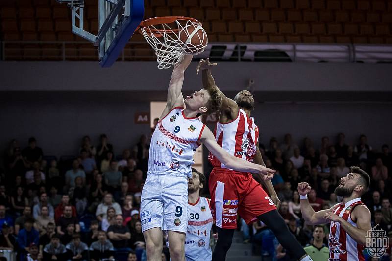 Brněnští basketbalisté (v bílém) před víc než tisíci diváky porazili Pardubice 83:71.