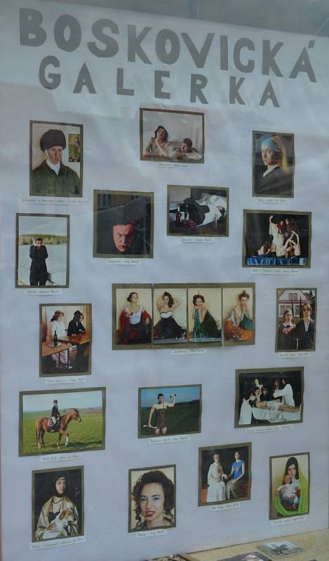 Maturanti z oktávy Gymnázia Boskovice si jako téma na tablo vybrali parafráze známých obrazů. Třeba Dámu s hranostajem nebo Výkřik. 