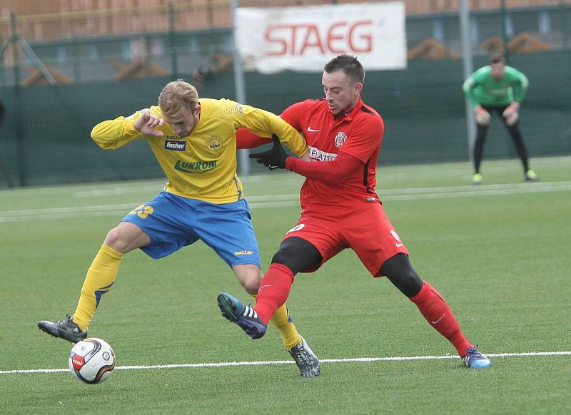 Fotbalisté Zbrojovky (v červeném) ani ve druhém utkání zimní Tipsport ligy nevyhráli. Po úvodní remíze 3:3 s olomouckým béčkem ve středu po poledni podlehli prvoligovému Zlínu 0:1.