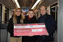 Charitativní jízdu novou obousměrnou tramvají uspořádal ve čtvrtek odpoledne brněnský dopravní podnik se Škodou Group. Vybrali 28900 korun pro organizaci Velvet Smile, která pomáhá nemocným a postiženým dětem.