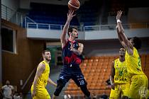 Ve finále domácího přípravného turnaje zdolali brněnští basketbalisté (v tmavém) slovenské Levice 80:58.