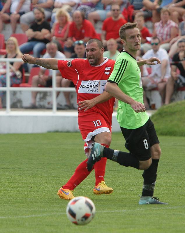 Utkání mezi TJ Start Brno (v červeném) proti TJ Rajhradice. Na snímku Mica (Brno) a Doležel (R).