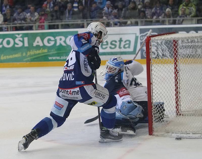 Hokejisté Komety Brno (v modrém) podlehli vedoucí Plzni 4:5 po samostatných nájezdech.
