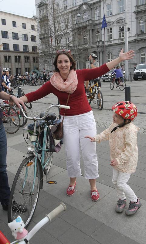 V šatech, obleku nebo teplácích vyrazilo ve čtvrtek v podvečer tisíc sto cyklistů z Moravského náměstí v Brně. Při Velké jarní cyklojízdě se vydali až na bývalý fotbalový stadion Za Lužánkami.