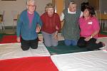 V domově důchodců Kociánka ušili největší deku v České republice ze starých triček.