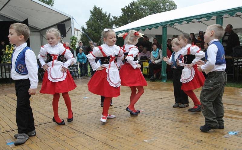 Country tance, mše svatá, nebo vystoupení dětského divadla. Tak vypadaly třídenní oslavy v Jiříkovicích na Brněnsku.