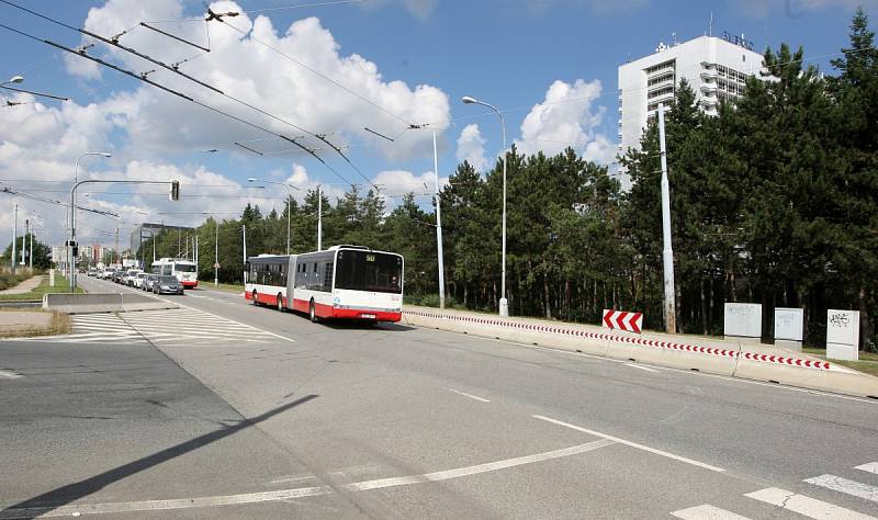 Studie, kterou letos dali zpracovat představitelé magistrátu, počítá s připojením parkovacího domu na silniční síť Brna přímo do vytížené světelné křižovatky ulic Jihlavská a Osová.