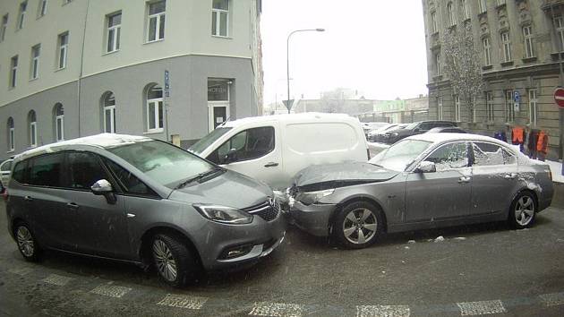 Tři nabouraná osobní auta blokovala provoz v Brně. Střetla se v křižovatce ulic Špitálka a Stavební.