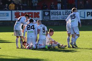 Líšeňští fotbalisté (v bílém) vyhráli ve Vlašimi 5:4. Ilustrační foto.