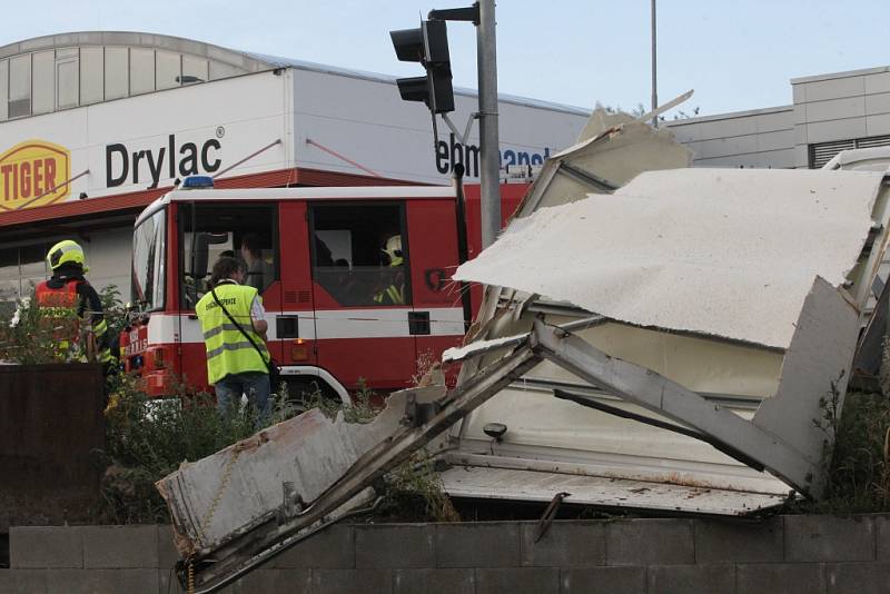 Osobní vlak se v pátek na přejezdu v Brněnských Ivanovicích srazil s nákladním autem a skončil mimo koleje.