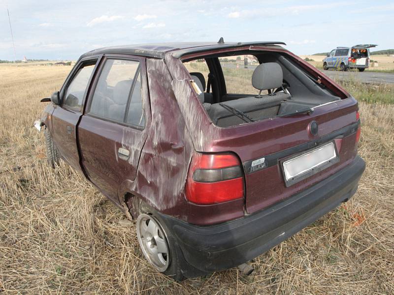 Mladá řidička pravděpodobně jela rychleji, než měla. Auto otočila na střechu.