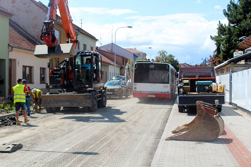 Nedávno opravenou Bohunickou ulici v Brně znovu rozkopali. Kvůli nerovnosti na silnici.