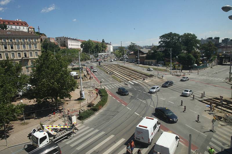 Rekonstrukce křižovatky Nové sady - Hybešova a Nové Sady - Husova v centru Brna dělá některým řidičům problémy. Dopravu tam řídí značky a občas i policie, nové semafory tam montovali teprve ve středu dopoledne.