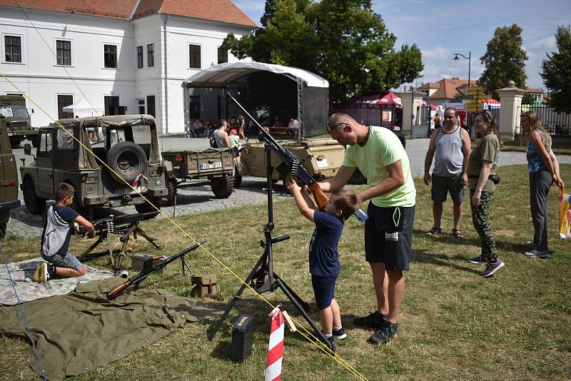 Zámek v Rosicích na Brněnsku obsadila armáda a šermíři.