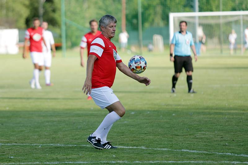 Fotbalisté z různých dob nejslavnějšího brněnského klubu přijeli na oslavy 100 let založení pohořelického fotbalu. V zápase se střetli s legendami místního týmu v přátelské atmosféře povzbuzované komentátorským uměním Petra Švancary.