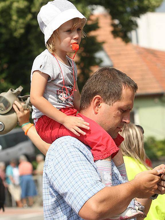 Obyvatelům brněnské městské části Bosonohy se nelíbí, že s nimi nejedná ministerstvo dopravy. To zrušilo výjimku o zpoplatnění dálnice D1 v úseku mezi Kývalkou a Rosicemi. Na neúnosný stav dopravy se rozhodli ukázat hodinovou blokádou hlavního tahu.