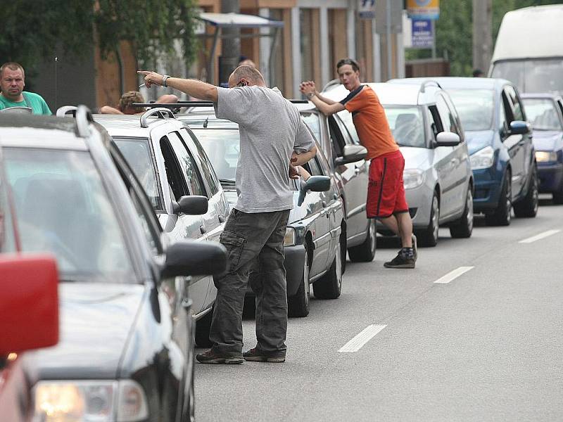 Obyvatelům brněnské městské části Bosonohy se nelíbí, že s nimi nejedná ministerstvo dopravy. To zrušilo výjimku o zpoplatnění dálnice D1 v úseku mezi Kývalkou a Rosicemi. Na neúnosný stav dopravy se rozhodli ukázat hodinovou blokádou hlavního tahu.