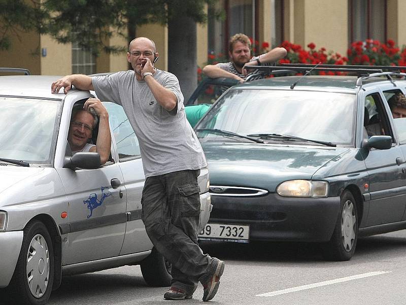 Obyvatelům brněnské městské části Bosonohy se nelíbí, že s nimi nejedná ministerstvo dopravy. To zrušilo výjimku o zpoplatnění dálnice D1 v úseku mezi Kývalkou a Rosicemi. Na neúnosný stav dopravy se rozhodli ukázat hodinovou blokádou hlavního tahu.