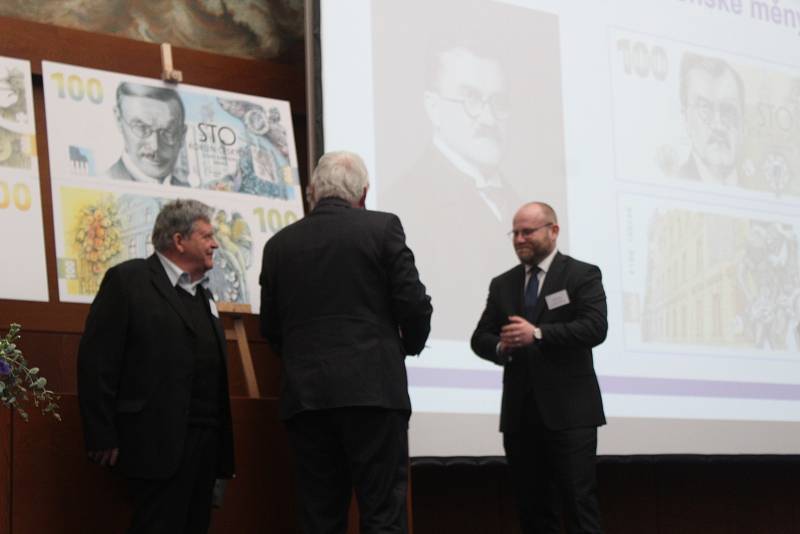 Slavnostní představení pamětní bankovky s Karlem Englišem.