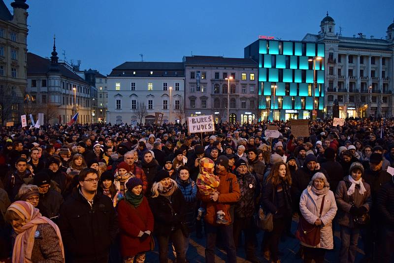 Tisíce lidí protestovaly na náměstí Svobody v Brně proti Zdeňkovi Ondráčkovi, přezdívanému mlátička.
