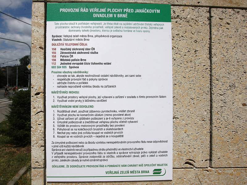 Brno 8.7.2019 - zákaz koupání ve fontáně před Janáčkovým divadlem