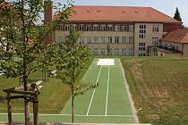 Fotbal, volejbal i badminton si mohou zahrát zájemci na multifunkčním hřišti za Cyrilometodějským gymnáziem v Lerchově ulici. Nově opravené sportoviště již provozovatelé otevřeli i pro veřejnost.