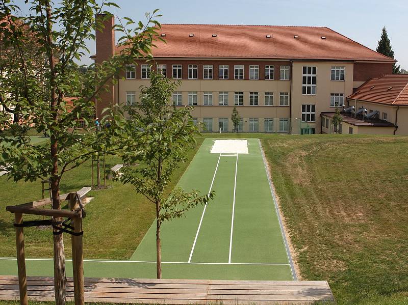 Fotbal, volejbal i badminton si mohou zahrát zájemci na multifunkčním hřišti za Cyrilometodějským gymnáziem v Lerchově ulici. Nově opravené sportoviště již provozovatelé otevřeli i pro veřejnost.