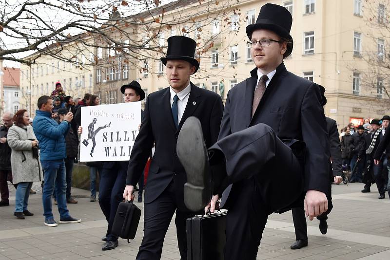 Silly walk 2018. Pochod švihlé chůze brněnským centrem.