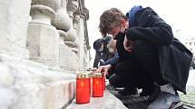 Brno 17.11.2020 - lidé zapalují svíčky u morového sloupu na brněnském náměstí Svobody