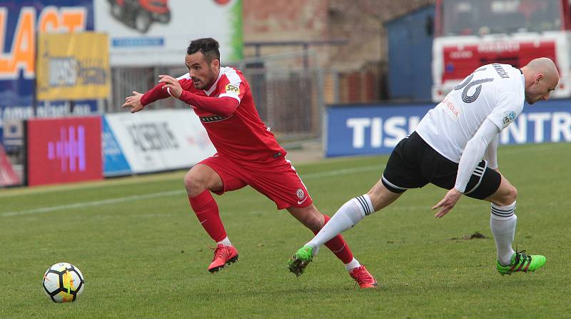 Fotbalisté Zbrojovky Brno (v červeném) uhráli s Karvinou jen bezbrankovou remízu.