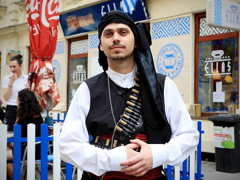 Vůně pečeného masa a pestrá hudba se nesly v neděli po poledni Sokolskou ulicí. V tamní restauraci Ellas se slavily řecké Velikonoce.