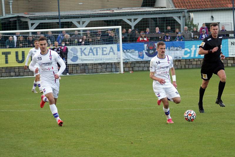 Líšeňští fotbalisté (v bílém) zdolali Příbram na domácím hřišti 4:1.