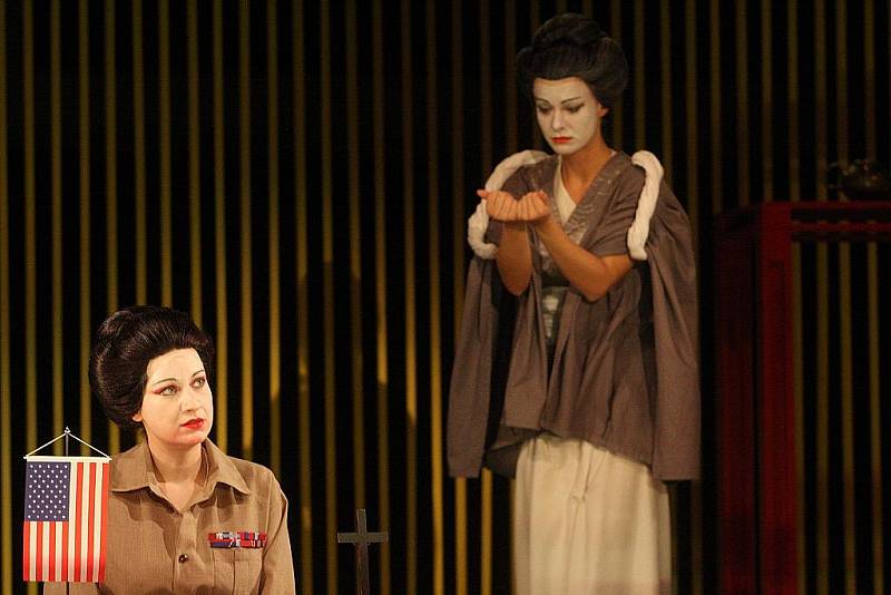 Scénu k inscenaci Madama Butterfly navrhl Daniel Dvořák.