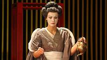 Scénu k inscenaci Madama Butterfly navrhl Daniel Dvořák.