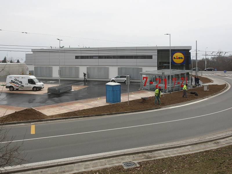 Nový garážový a obchodní dům řetězce Lidl v brněnských Kohoutovicích.