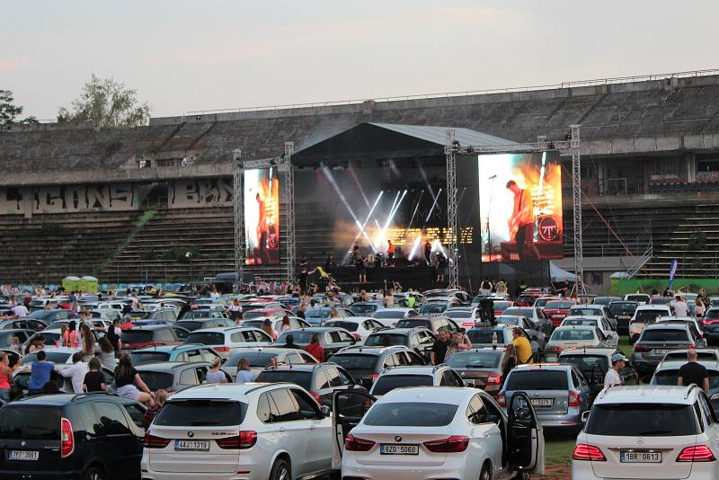 Loni si lidé poslechli koncert kapely Mirai na stadionu Za Lužánkami.