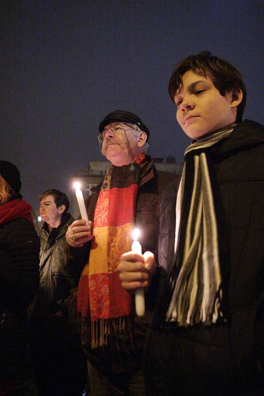 Připomínka výročí sedmnáctého listopadu na Dominikánském náměstí v Brně.