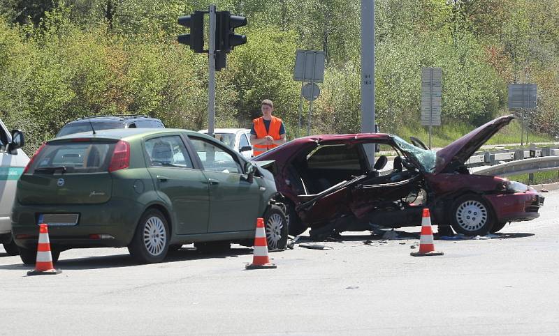 Tři zranění si vyžádala dopravní nehoda v brněnské Líšni. Dvě osobní auta se střetla na křižovatce ulic Novolíšeňská a Jedovnická.