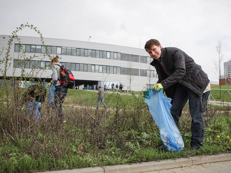 Do celostátní kampaně Ukliďme Česko se svou akcí Studentské odpadkobraní zapijili i studenti tří brněnských univerzit.