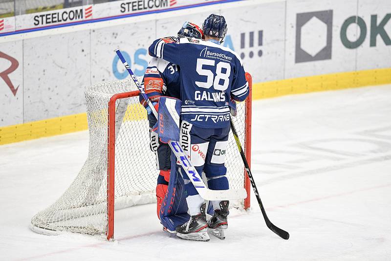 Utkání předkola play off hokejové extraligy - 5. zápas: HC Vítkovice Ridera - HC Kometa Brno, 16. března 2021 v Ostravě. (zleva) smutek hráčů Brankář Vítkovic Daniel Dolejš a Guntis Galvinš z Vítkovic.