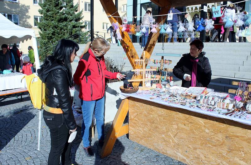 Nejrůznější řemeslné výrobky nakupovali v sobotu nejen Kuřimští. Oblibě se těšily šperky, keramika i ručně vyráběné kožené kabelky.