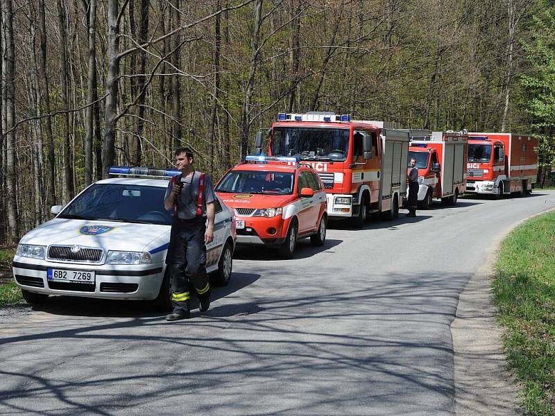 Hasiči likvidovali sudy s odpadem.